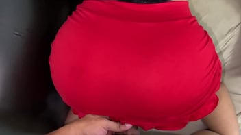 A bunda grande redondinha da minha enteada se mexe quando ela senta no meu pau